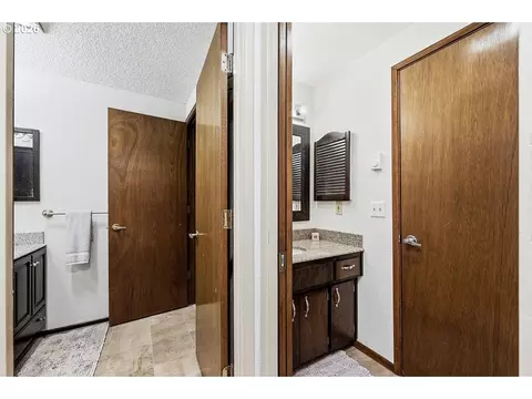 Bath - 2635 E Wilshire Dr, Eugene, OR 97405 photo 2 of 3
