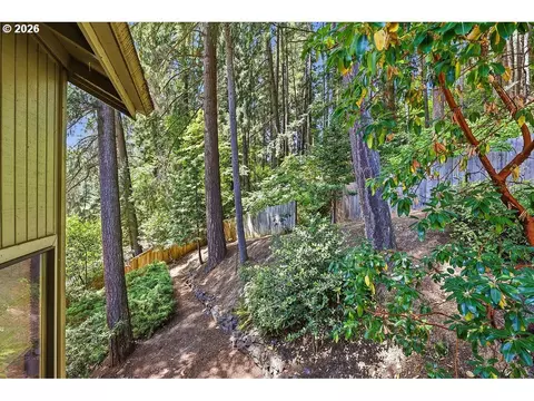 Exterior - 2635 E Wilshire Dr, Eugene, OR 97405 photo 5 of 8
