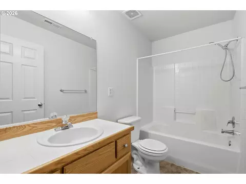 Bath - 5934 SE 16th Loop, Gresham, OR 97080 photo 2 of 3