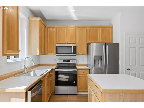 Kitchen - 5934 SE 16th Loop, Gresham, OR 97080 photo 2 of 5