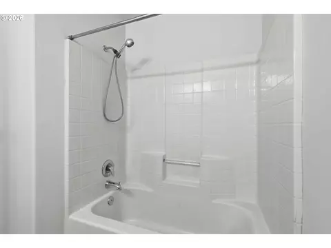 Bath - 5934 SE 16th Loop, Gresham, OR 97080 photo 3 of 3
