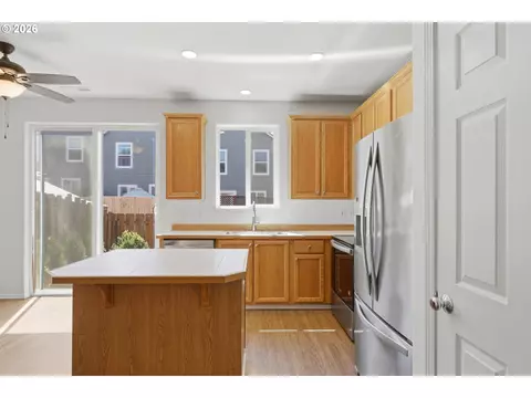 Kitchen - 5934 SE 16th Loop, Gresham, OR 97080 photo 4 of 5