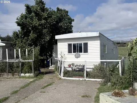 1000 N 8th St #36, Reedsport, OR 97467