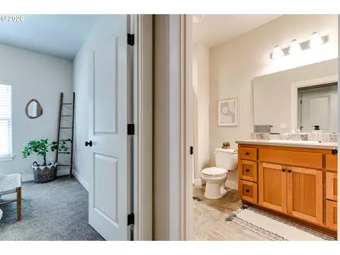 Bath - 908 Pennington Ct, Eugene, OR 97404 photo 1 of 6