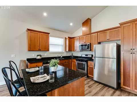 Kitchen - 908 Pennington Ct, Eugene, OR 97404 photo 3 of 5