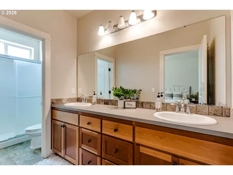 Bath - 908 Pennington Ct, Eugene, OR 97404 photo 4 of 6