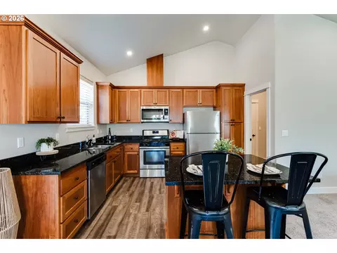 Kitchen - 908 Pennington Ct, Eugene, OR 97404 photo 2 of 5