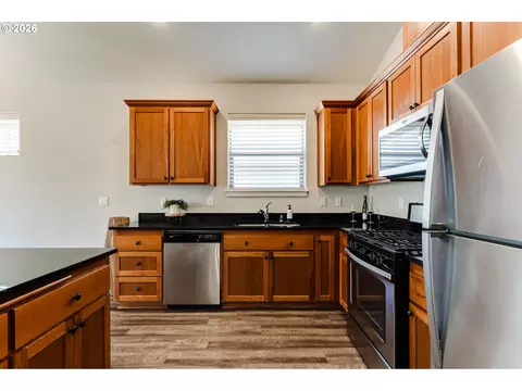 Kitchen - 908 Pennington Ct, Eugene, OR 97404 photo 4 of 5