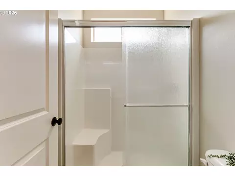Bath - 908 Pennington Ct, Eugene, OR 97404 photo 6 of 6