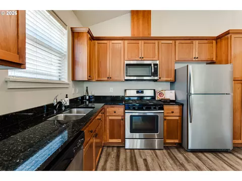 Kitchen - 908 Pennington Ct, Eugene, OR 97404 photo 5 of 5