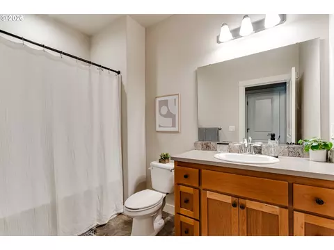 Bath - 908 Pennington Ct, Eugene, OR 97404 photo 3 of 6
