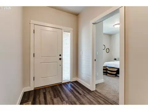 Entry Way - 908 Pennington Ct, Eugene, OR 97404 photo 2 of 4