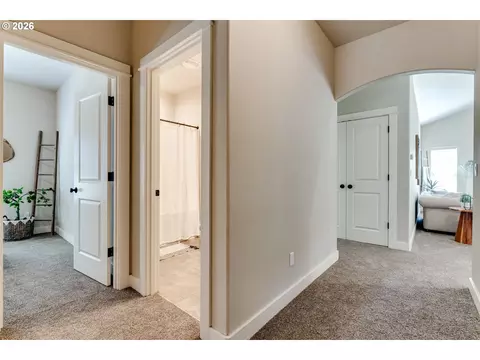 Entry Way - 908 Pennington Ct, Eugene, OR 97404 photo 3 of 4