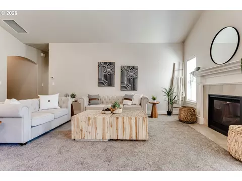 Living - 908 Pennington Ct, Eugene, OR 97404 photo 3 of 4