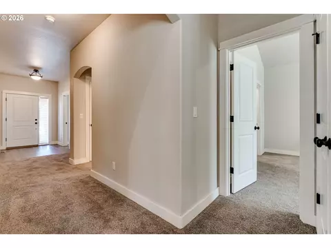 Entry Way - 908 Pennington Ct, Eugene, OR 97404 photo 4 of 4