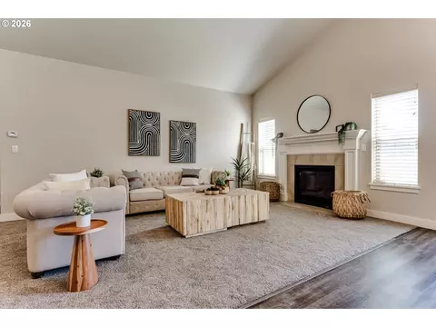 Living - 908 Pennington Ct, Eugene, OR 97404 photo 2 of 4