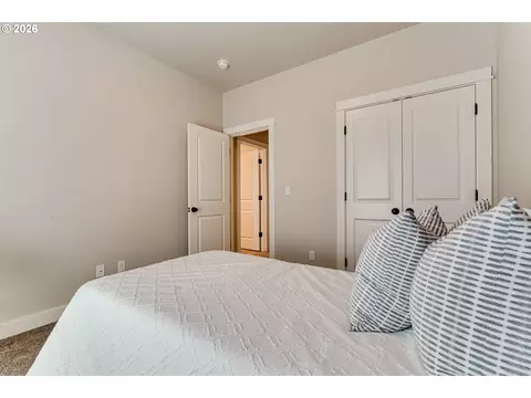 Bedroom - 908 Pennington Ct, Eugene, OR 97404 photo 6 of 11