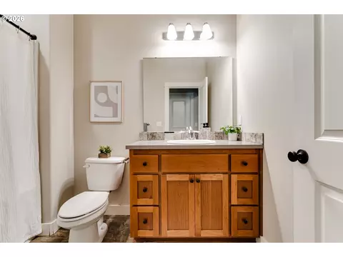 Bath - 908 Pennington Ct, Eugene, OR 97404 photo 2 of 6