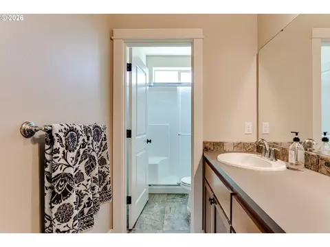 Bath - 908 Pennington Ct, Eugene, OR 97404 photo 5 of 6