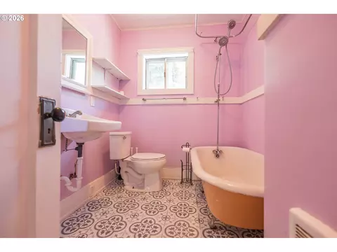 Bath - 1223 Washington St, Eugene, OR 97401 photo 1 of 1