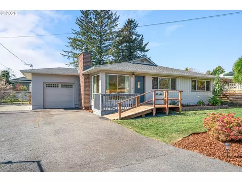 221 Alder St, Brookings, OR 97415