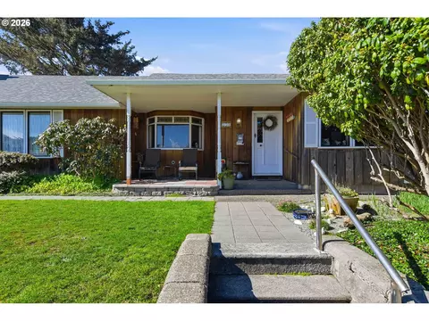 650 Franklin Ave, Bandon, OR 97411