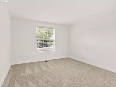 Bedroom - 1409 SW Chastain Ave, Gresham, OR 97080 photo 3 of 8