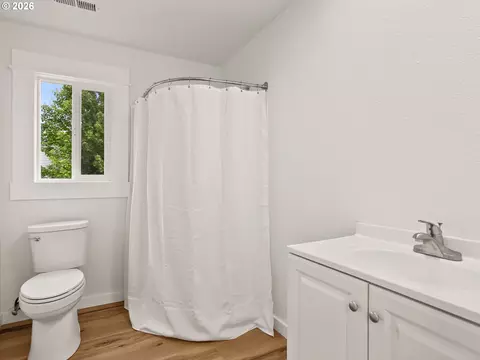 Bath - 1409 SW Chastain Ave, Gresham, OR 97080 photo 5 of 5