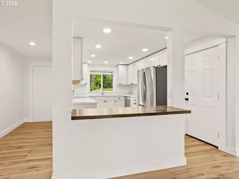 Kitchen - 1409 SW Chastain Ave, Gresham, OR 97080 photo 4 of 4