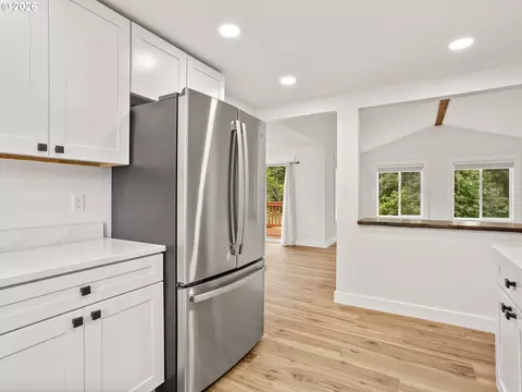 Kitchen - 1409 SW Chastain Ave, Gresham, OR 97080 photo 3 of 4