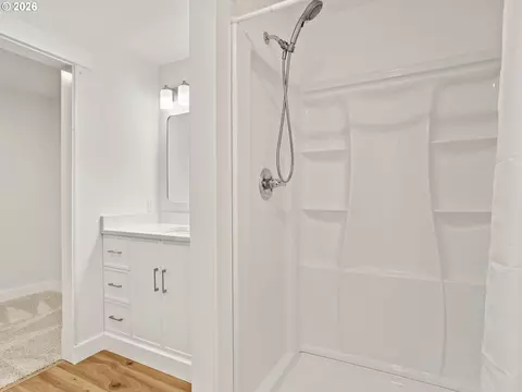Bath - 1409 SW Chastain Ave, Gresham, OR 97080 photo 2 of 5