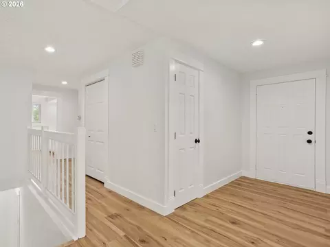 Entry Way - 1409 SW Chastain Ave, Gresham, OR 97080 photo 1 of 2