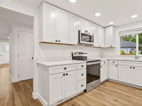 Kitchen - 1409 SW Chastain Ave, Gresham, OR 97080 photo 1 of 4