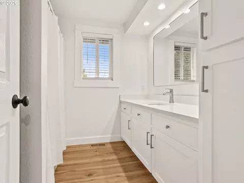 Bath - 1409 SW Chastain Ave, Gresham, OR 97080 photo 4 of 5