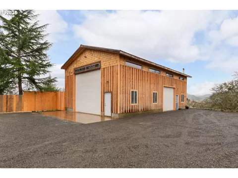2121 Circle Dr, Roseburg, OR 97471