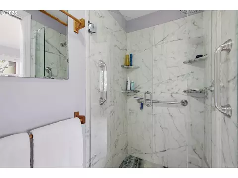 Bath - 690 Wimbledon Ct, Eugene, OR 97401 photo 4 of 4