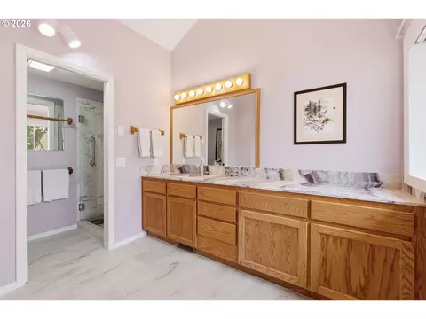Bath - 690 Wimbledon Ct, Eugene, OR 97401 photo 3 of 4