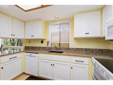 Kitchen - 690 Wimbledon Ct, Eugene, OR 97401 photo 3 of 5