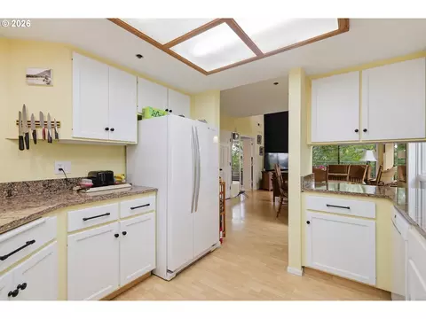 Kitchen - 690 Wimbledon Ct, Eugene, OR 97401 photo 5 of 5