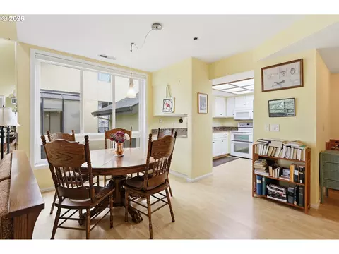 Dining - 690 Wimbledon Ct, Eugene, OR 97401 photo 2 of 5