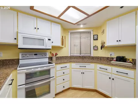 Kitchen - 690 Wimbledon Ct, Eugene, OR 97401 photo 4 of 5