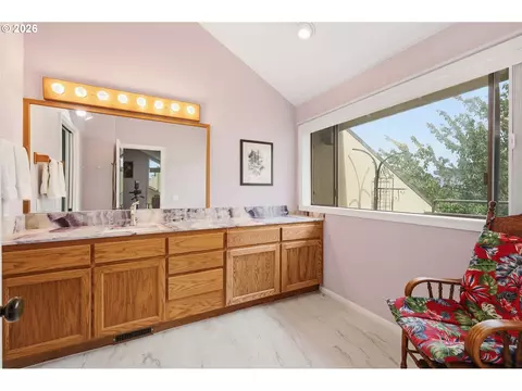 Bath - 690 Wimbledon Ct, Eugene, OR 97401 photo 2 of 4