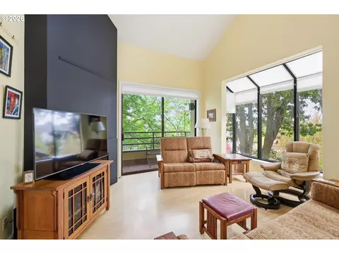 Living - 690 Wimbledon Ct, Eugene, OR 97401 photo 3 of 6