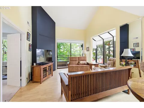 Living - 690 Wimbledon Ct, Eugene, OR 97401 photo 1 of 6