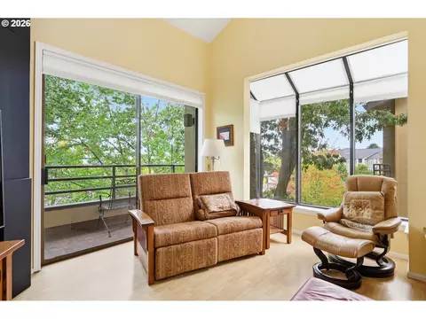 Living - 690 Wimbledon Ct, Eugene, OR 97401 photo 2 of 6