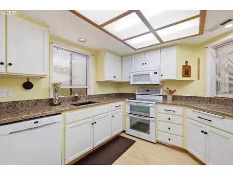 Kitchen - 690 Wimbledon Ct, Eugene, OR 97401 photo 2 of 5