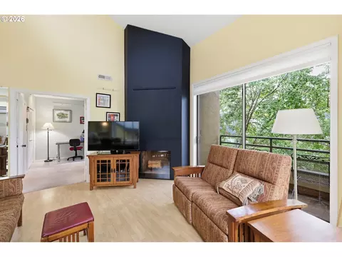 Living - 690 Wimbledon Ct, Eugene, OR 97401 photo 6 of 6