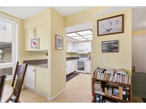 Kitchen - 690 Wimbledon Ct, Eugene, OR 97401 photo 1 of 5