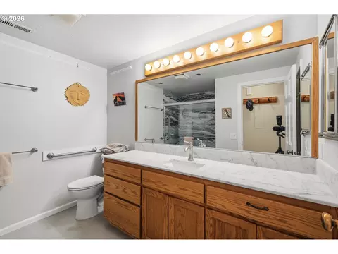 Bath - 690 Wimbledon Ct, Eugene, OR 97401 photo 1 of 4