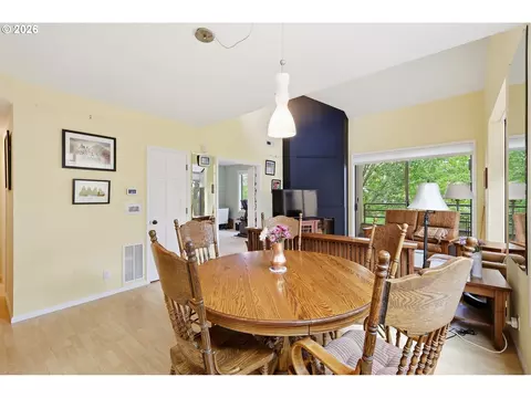 Dining - 690 Wimbledon Ct, Eugene, OR 97401 photo 5 of 5